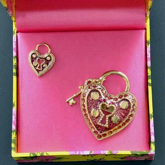 New Vintage! BETSEY JOHNSON Key To My Heart Collection Pin Brooch Set. - Picture 3 of 11